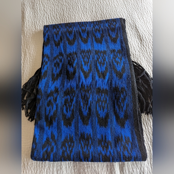 Authentic Vintage Ecuadorian Shawl - Picture 2 of 3